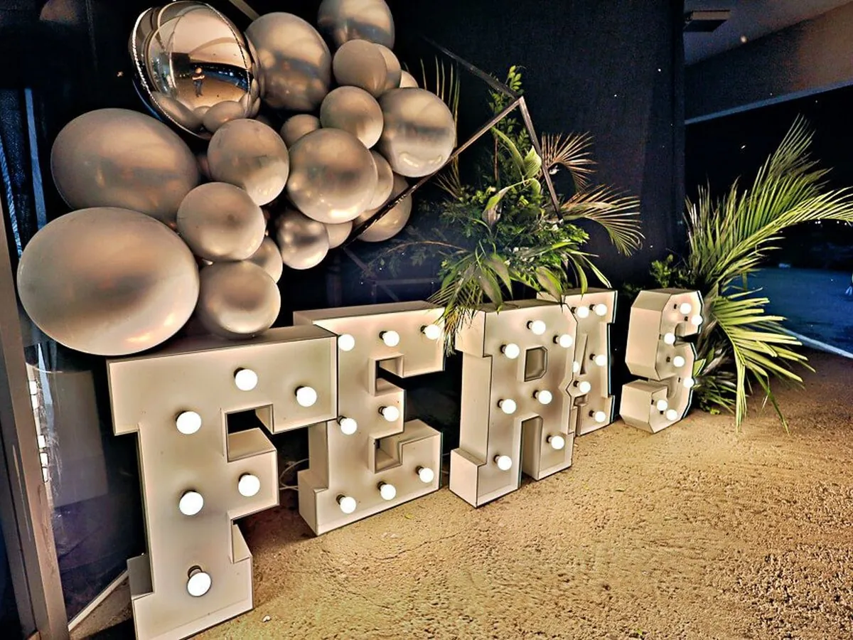 Cena de formatura com baloes dourados e clima premium