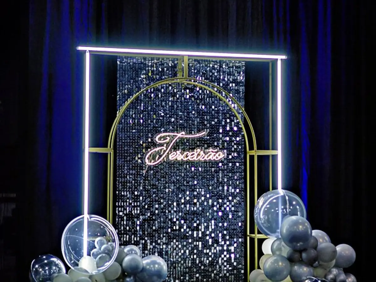 Palco de formatura com iluminacao cenica e decoracao noturna